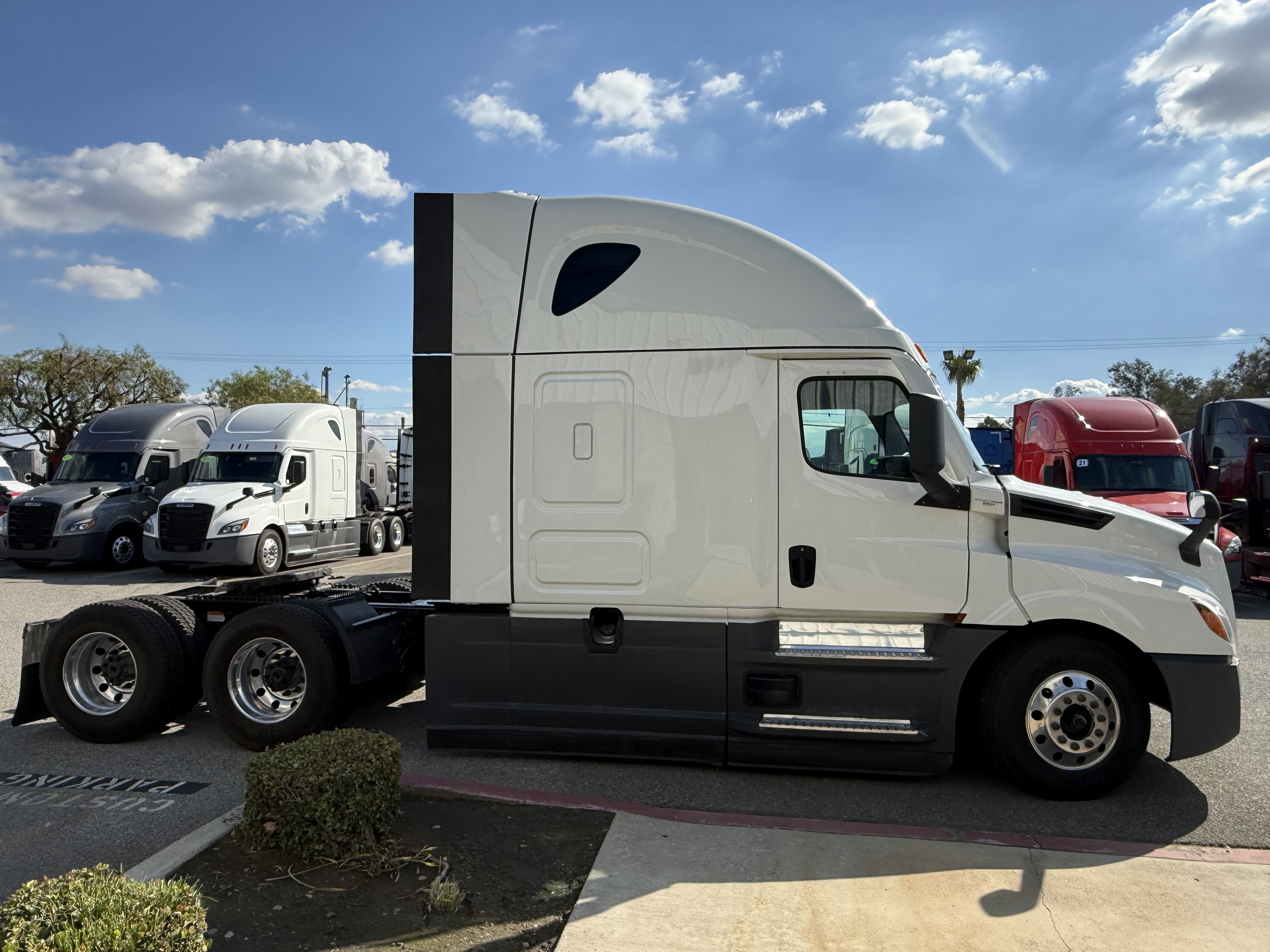 2023 Freightliner Cascadia in Fontana, CA — photo 8