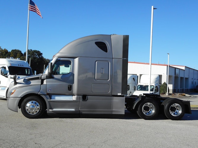 2021 Freightliner Cascadia 126" Sleeper Cab photo 2