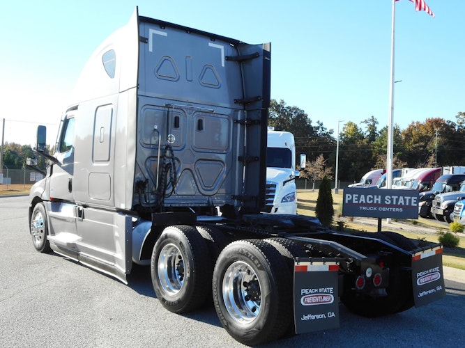 2021 Freightliner Cascadia 126" Sleeper Cab photo 3