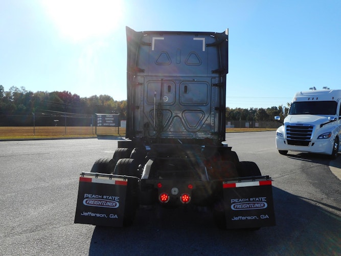 2021 Freightliner Cascadia 126" Sleeper Cab photo 4