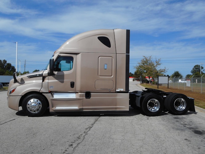 2022 Freightliner Cascadia 126" Sleeper Cab photo 2