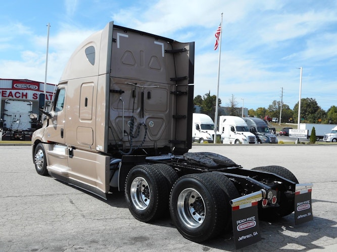 2022 Freightliner Cascadia 126" Sleeper Cab photo 3