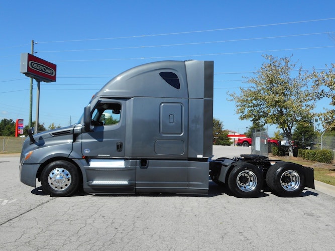 2021 Freightliner Cascadia 126" Sleeper Cab photo 2