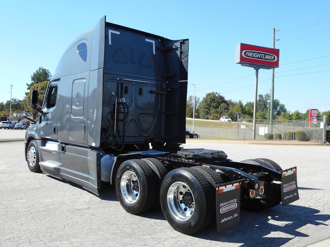 2021 Freightliner Cascadia 126" Sleeper Cab photo 3
