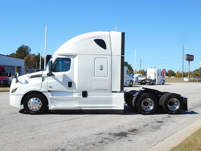 2022 Freightliner Cascadia 126" Sleeper Cab photo 2
