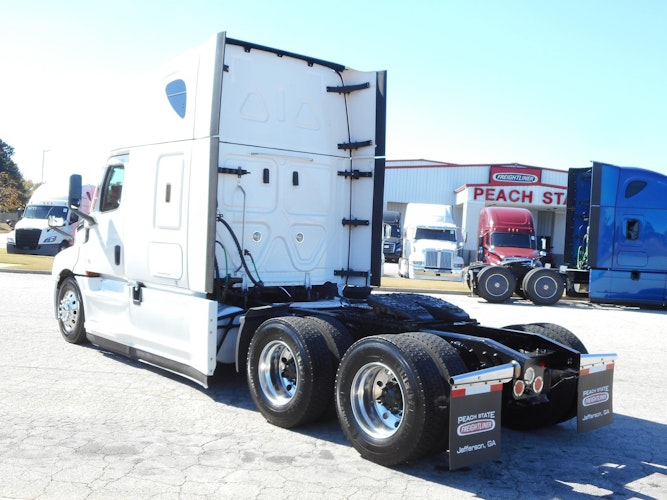 2022 Freightliner Cascadia 126" Sleeper Cab photo 3