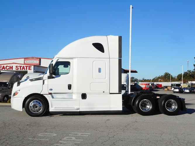 2022 Freightliner Cascadia 126" Sleeper Cab photo 2