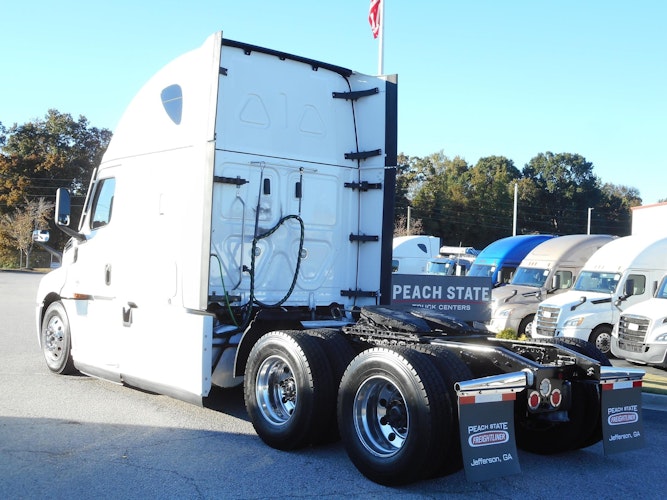 2022 Freightliner Cascadia 126" Sleeper Cab photo 3