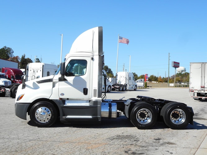 2020 Freightliner Cascadia 126" Day cab photo 2