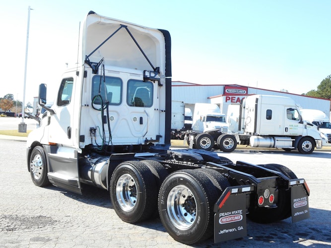 2020 Freightliner Cascadia 126" Day cab photo 3