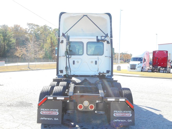 2020 Freightliner Cascadia 126" Day cab photo 4
