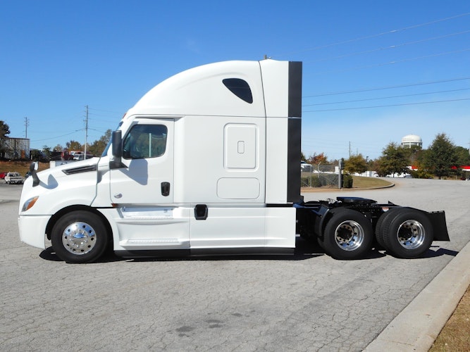 2021 Freightliner Cascadia 126" Sleeper Cab photo 2