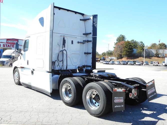 2021 Freightliner Cascadia 126" Sleeper Cab photo 3