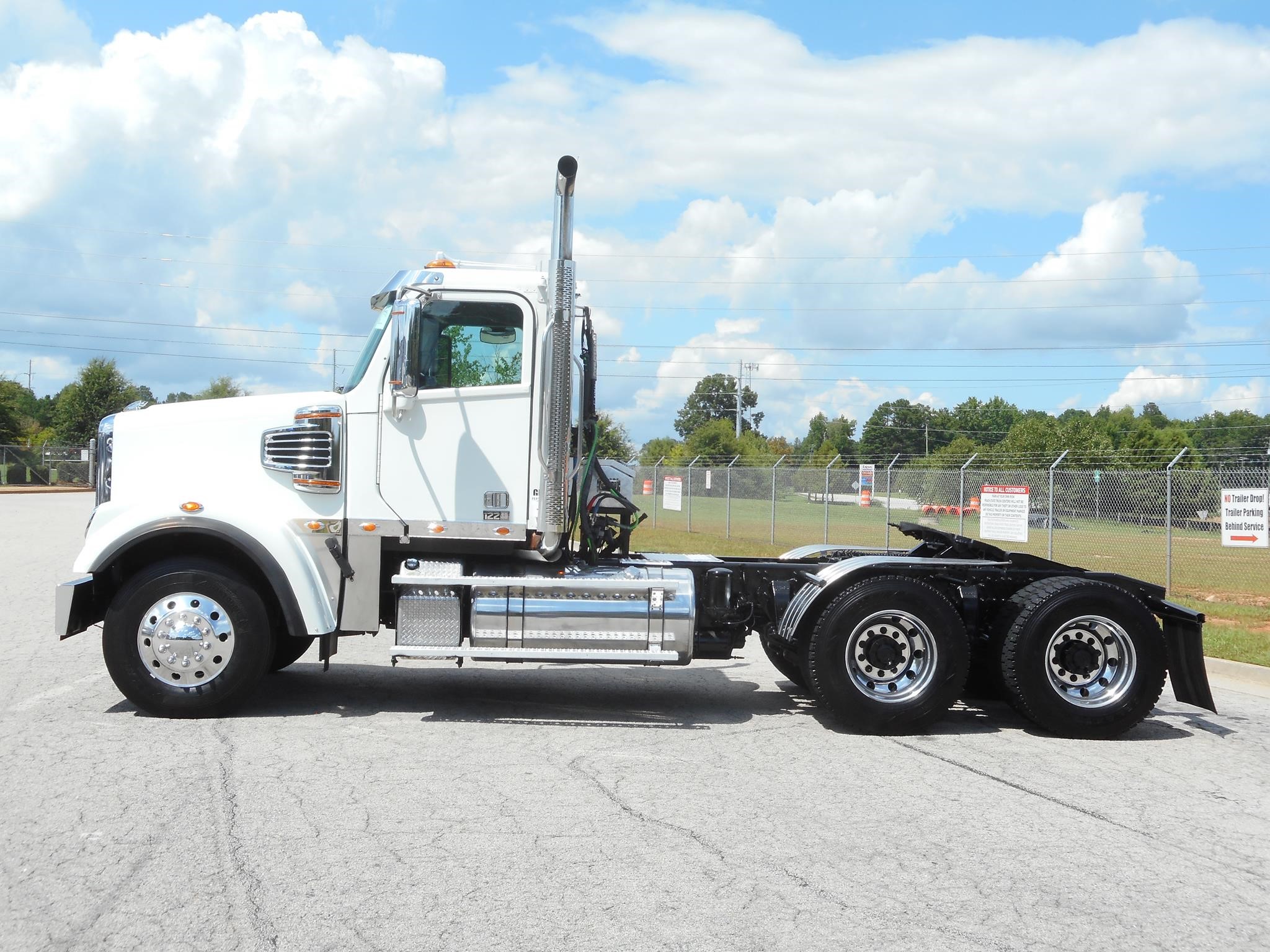 2019 Freightliner 122SD — photo 2