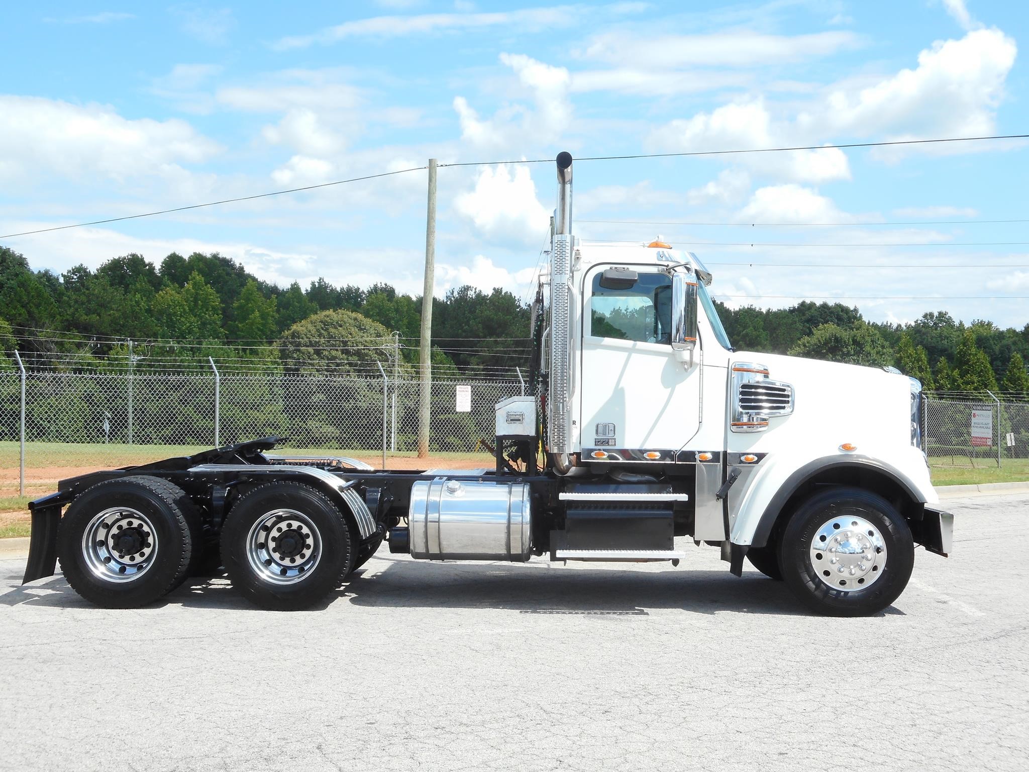 2019 Freightliner 122SD — photo 8