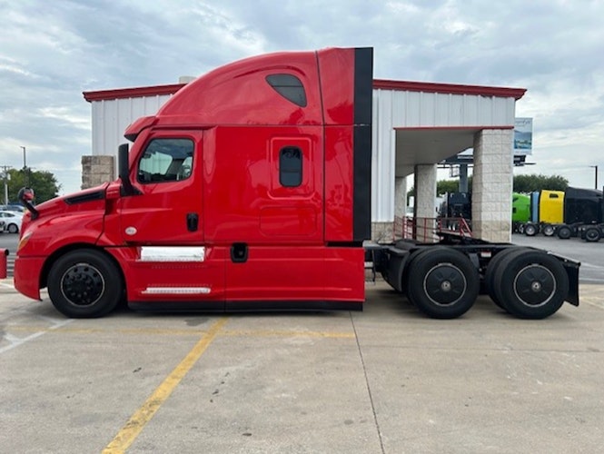 2024 Freightliner Cascadia 126" Sleeper Cab photo 2