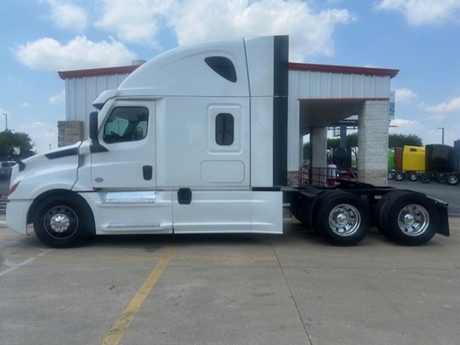 2023 Freightliner Cascadia 126" Sleeper Cab photo 2