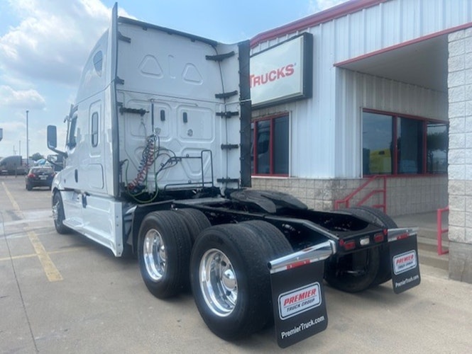 2023 Freightliner Cascadia 126" Sleeper Cab photo 3