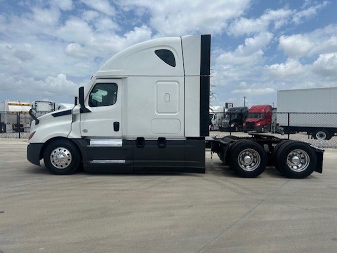 2023 Freightliner Cascadia 126" Sleeper Cab photo 2