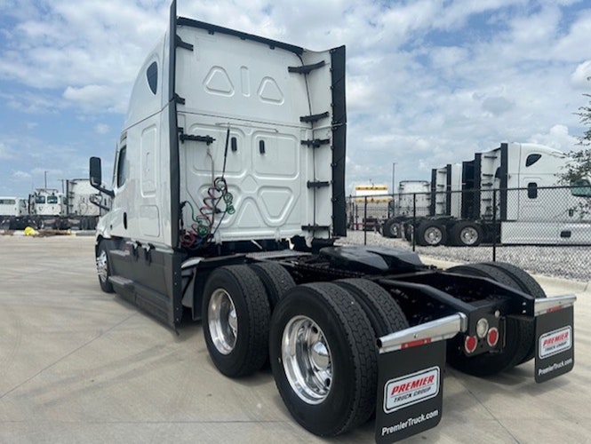2023 Freightliner Cascadia 126" Sleeper Cab photo 3