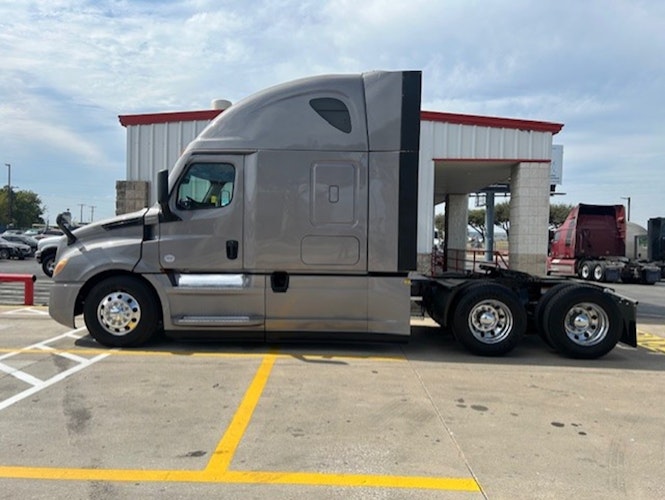 2021 Freightliner Cascadia 126" Sleeper Cab photo 2