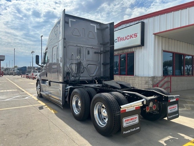 2021 Freightliner Cascadia 126" Sleeper Cab photo 3