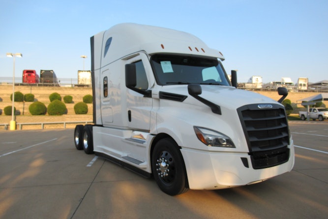 2023 Freightliner Cascadia 126" Sleeper Cab photo 2