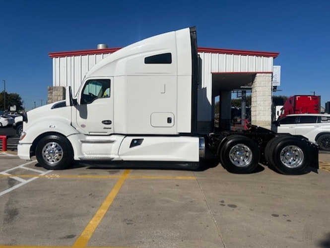 2022 Kenworth T680 photo 2