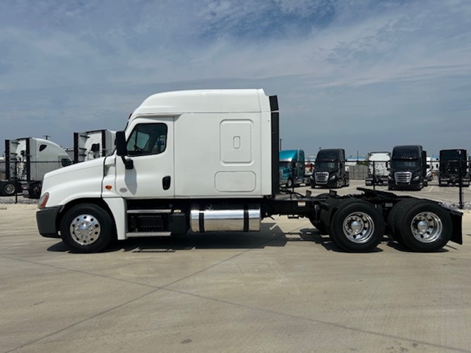 2019 Freightliner Cascadia 125" Sleeper Cab photo 2