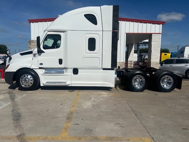 2022 Freightliner Cascadia 126" Sleeper Cab photo 2