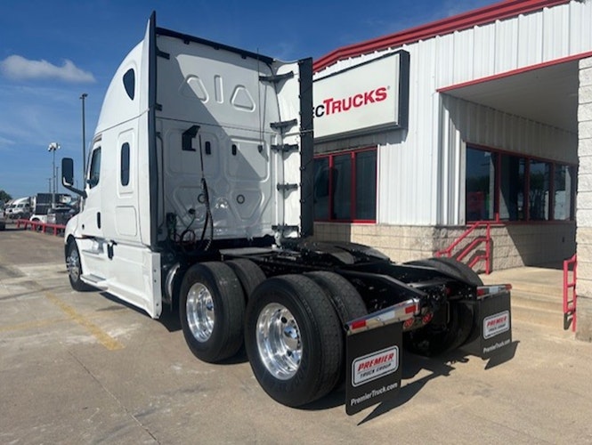 2022 Freightliner Cascadia 126" Sleeper Cab photo 3