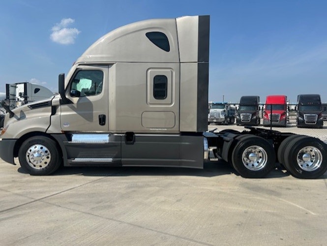 2023 Freightliner Cascadia 126" Sleeper Cab photo 2