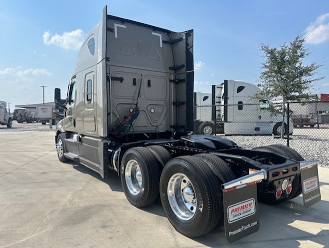 2023 Freightliner Cascadia 126" Sleeper Cab photo 3
