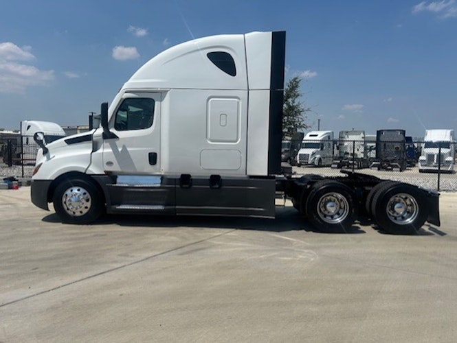 2024 Freightliner Cascadia 126" Sleeper Cab photo 2