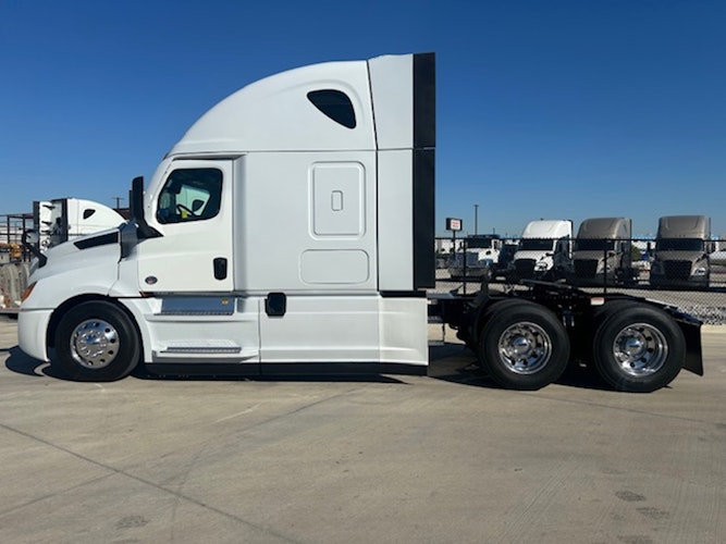 2021 Freightliner Cascadia 126" Sleeper Cab photo 2