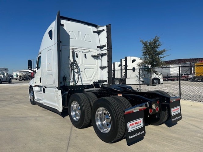 2021 Freightliner Cascadia 126" Sleeper Cab photo 3