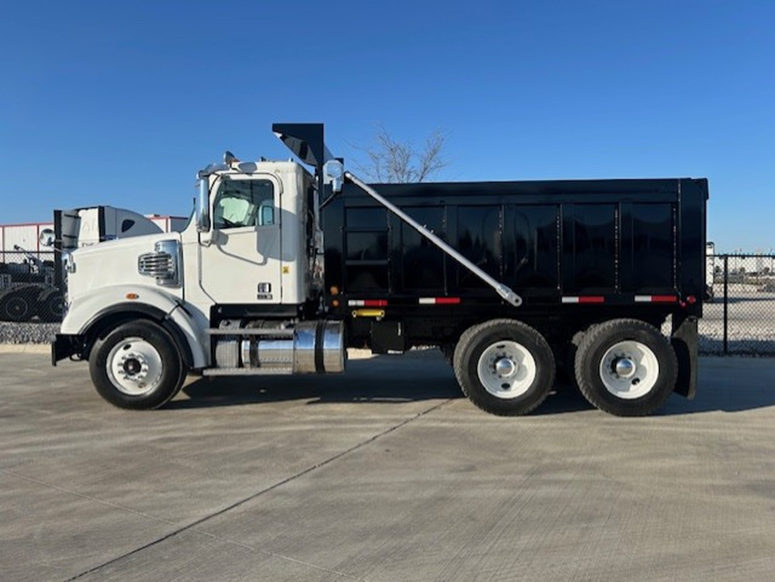 2021 Freightliner 122SD in Fort Worth, TX — photo 2