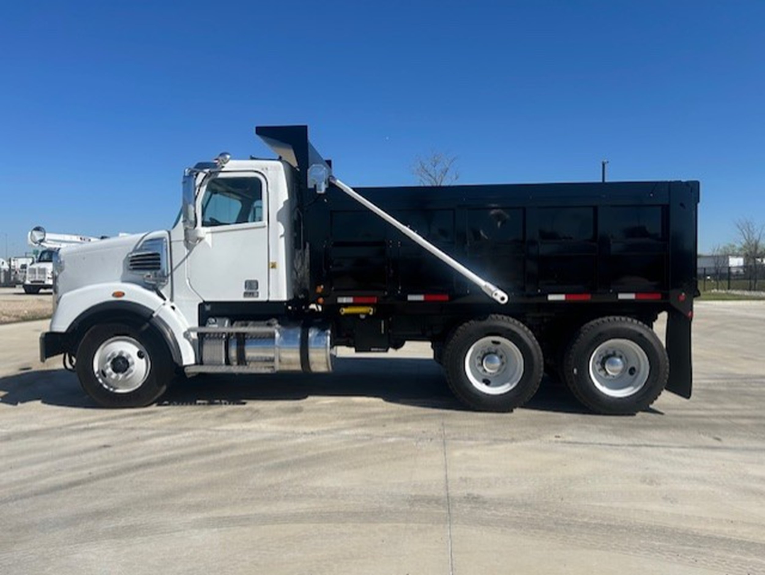 2021 Freightliner 122SD in Fort Worth, TX — photo 2