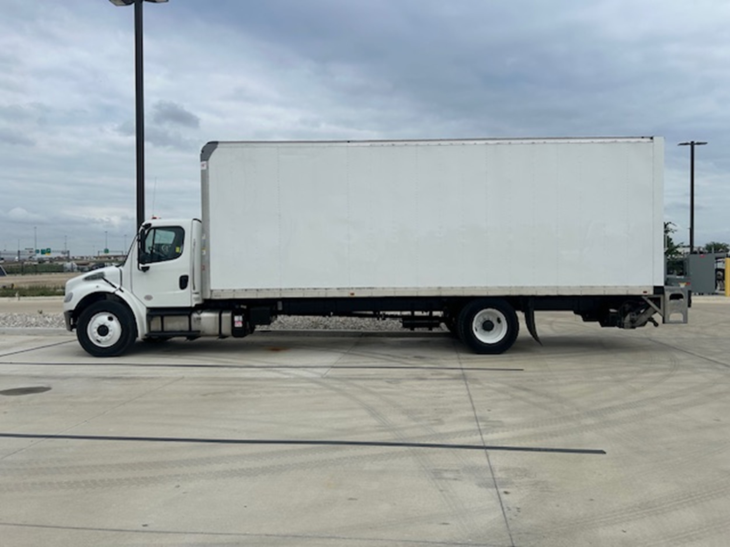 2022 Freightliner eM2 — photo 2