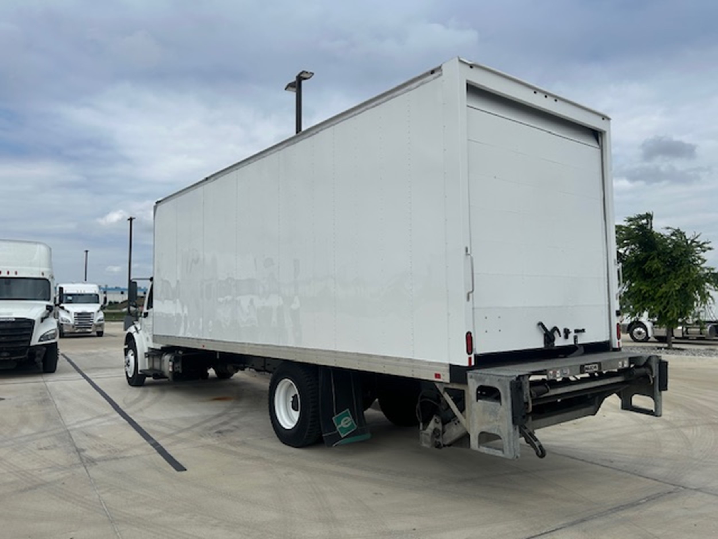 2022 Freightliner eM2 — photo 3