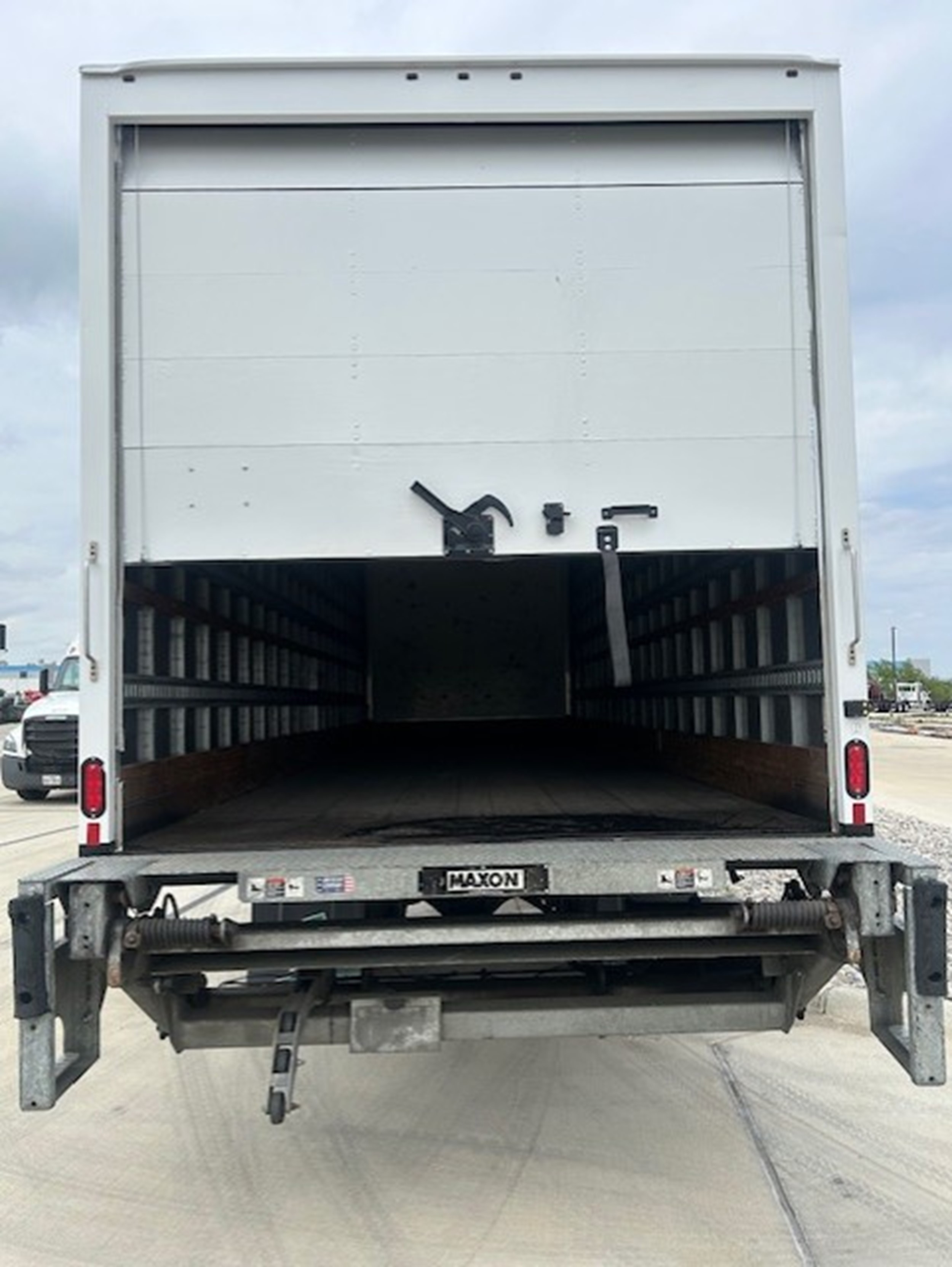 2022 Freightliner eM2 — photo 4