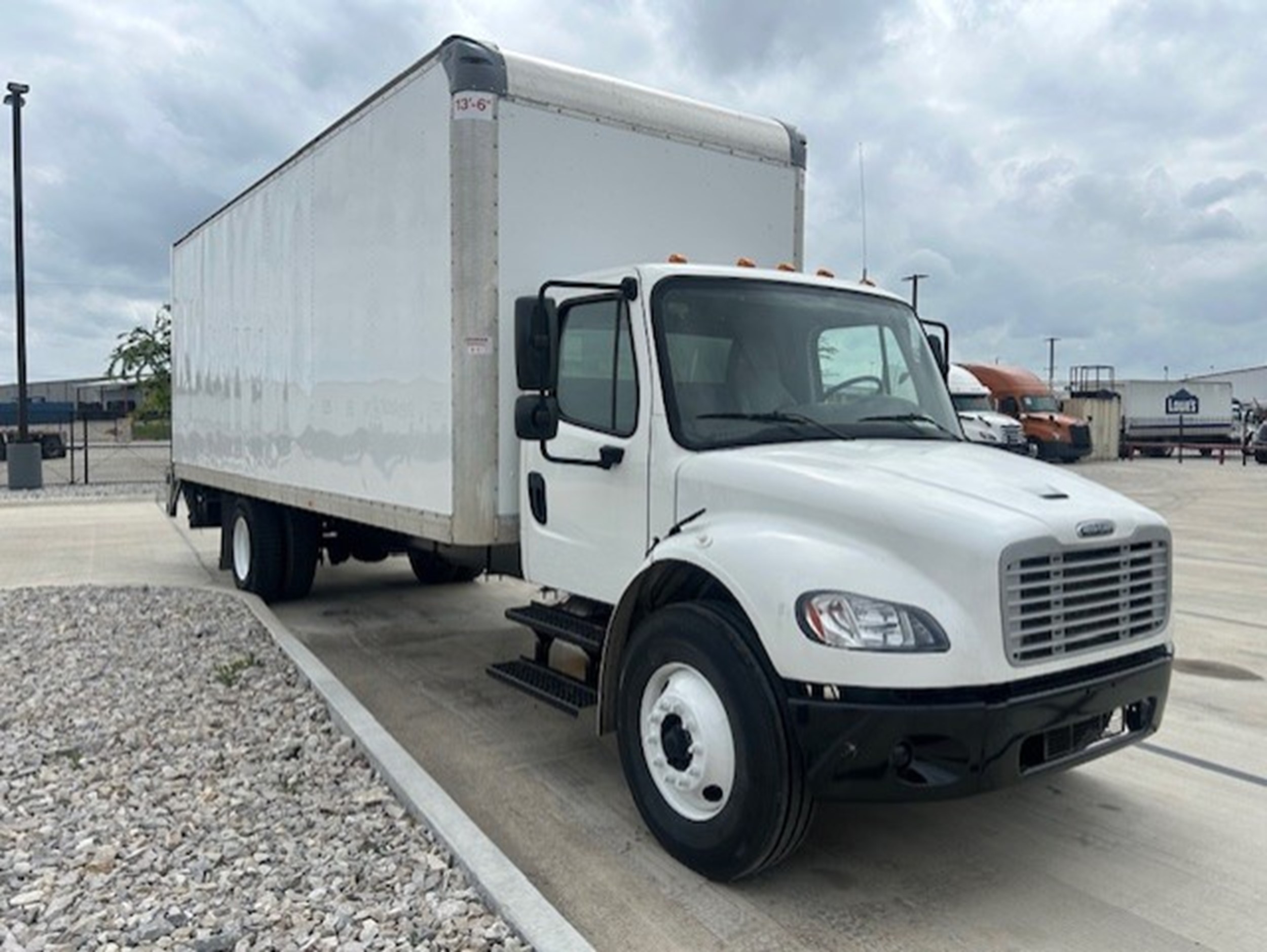 2022 Freightliner eM2 — photo 6