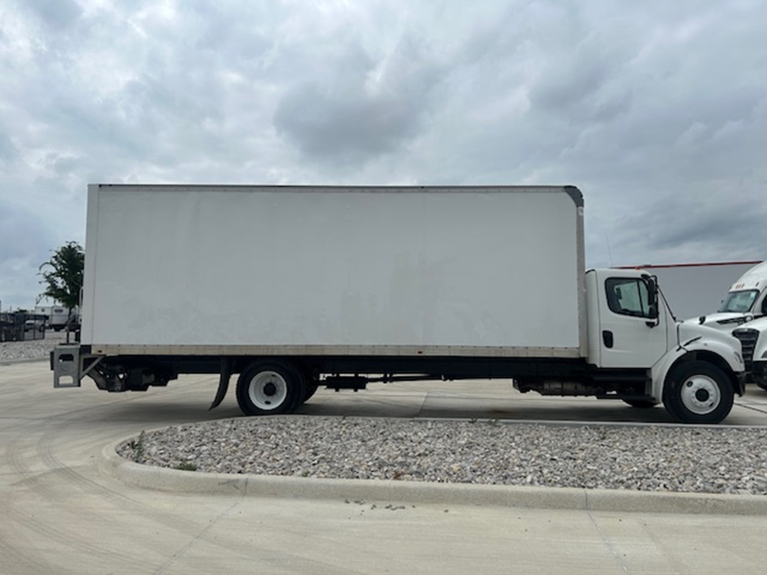 2022 Freightliner eM2 — photo 7