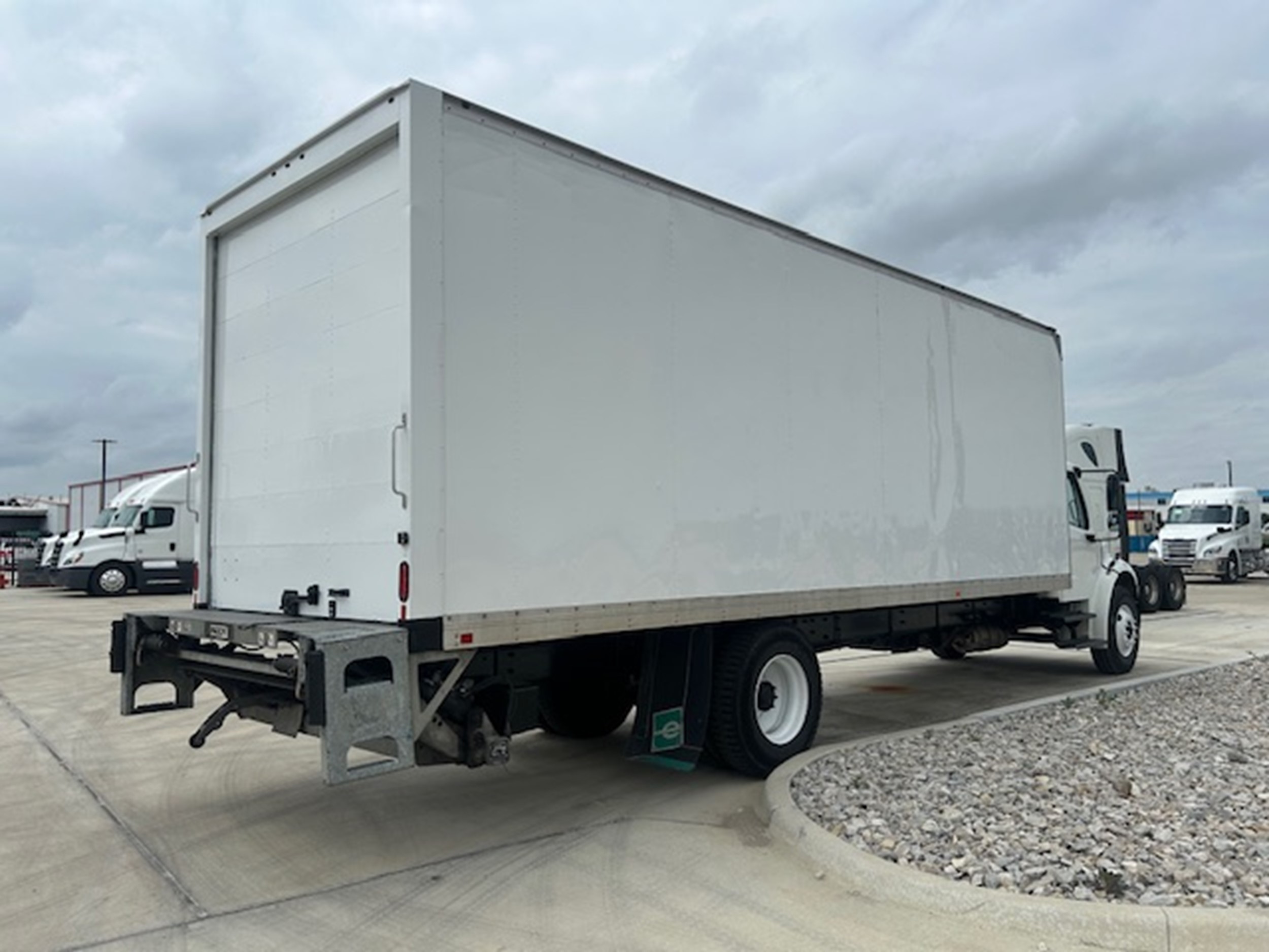 2022 Freightliner eM2 — photo 8
