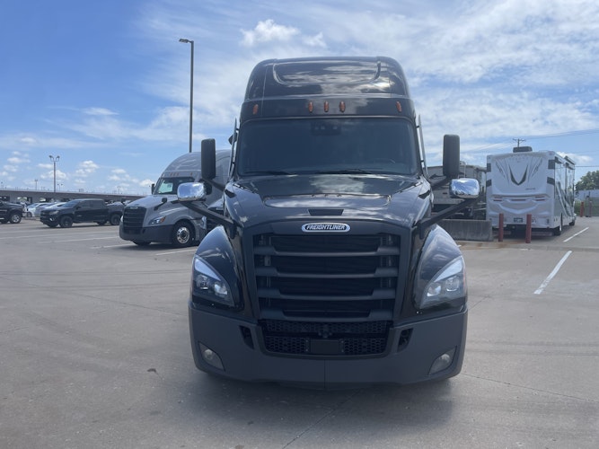 2022 Freightliner Cascadia 126" Sleeper Cab photo 2