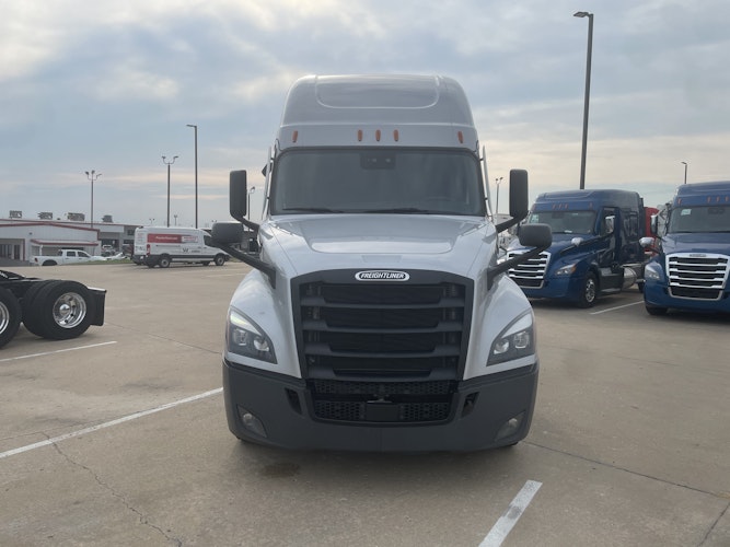 2022 Freightliner Cascadia 126" Sleeper Cab photo 2