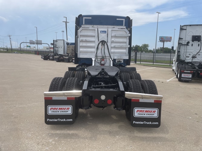 2021 Freightliner Cascadia 126" Sleeper Cab photo 2