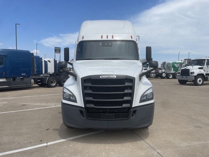 2023 Freightliner Cascadia 126" Sleeper Cab photo 2