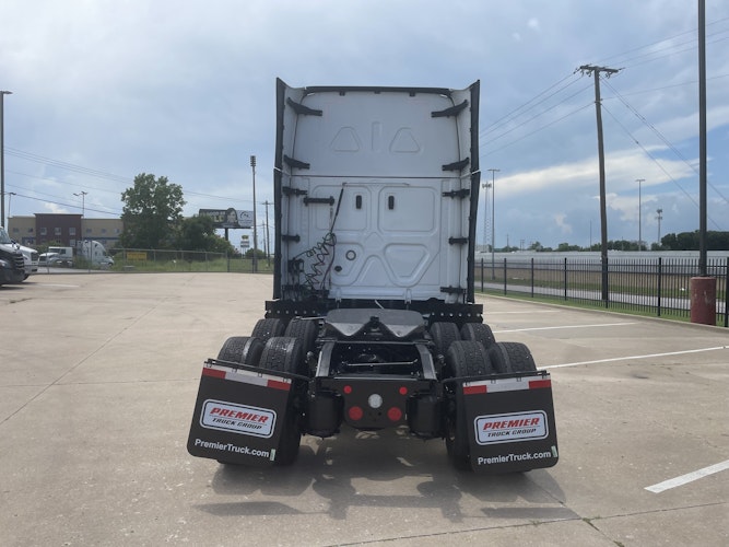 2023 Freightliner Cascadia 126" Sleeper Cab photo 4