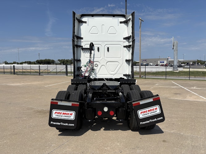 2024 Freightliner Cascadia 126" Sleeper Cab photo 4